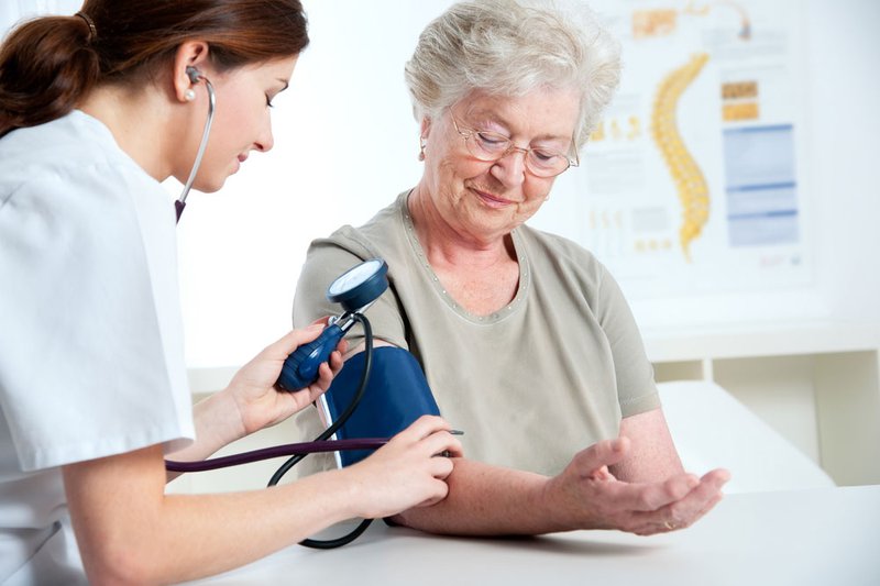Cách chăm sóc người già bị tăng huyết áp