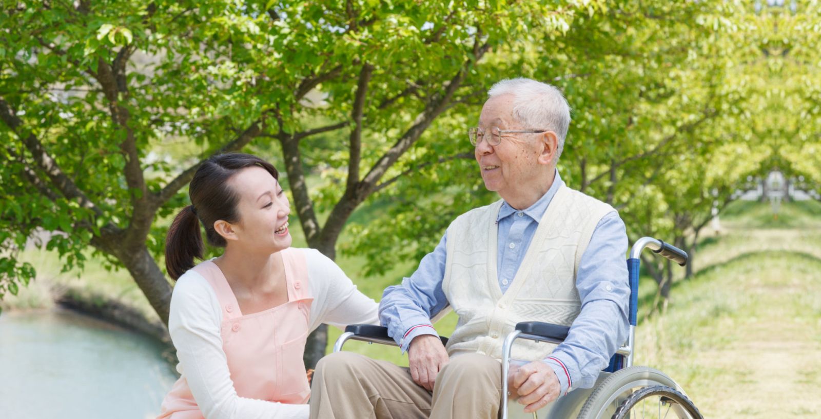 Làm sao để chăm sóc người cao tuổi hàng ngày đúng cách?